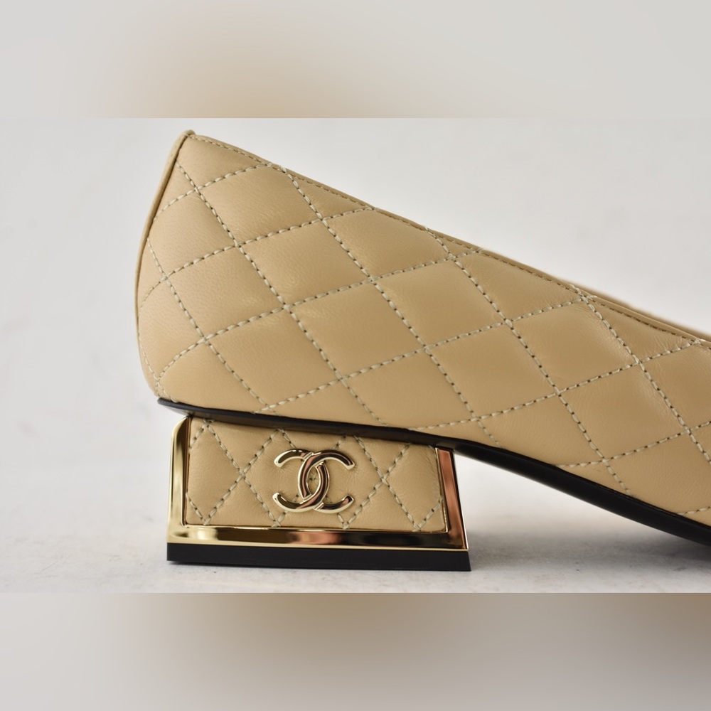 Chanel 24B Beige Lambskin Quilted Black Cap CC Logo Gold Block Heel Pumps 37.5 - Picture 3 of 16